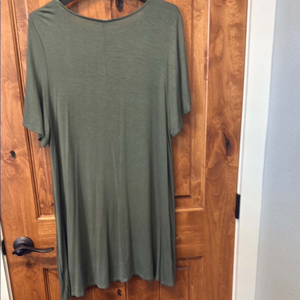 Emerald Green Tunic with Relaxed Cut Out Style - Picture 4 of 4